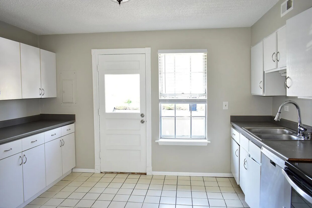 Foto principal - 9330 E Girard Ave