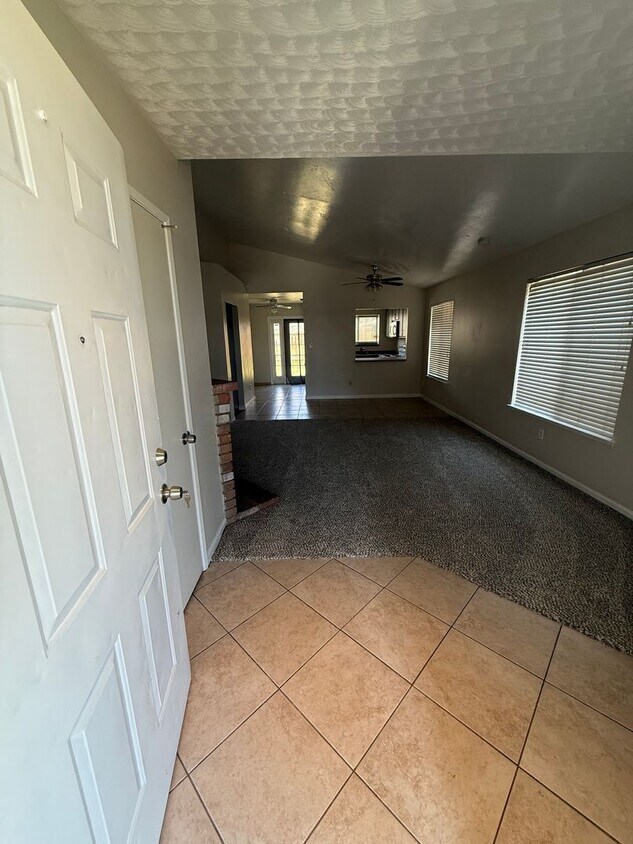 Foto principal - Spacious 2-Bedroom, 1-Bathroom Home in Sou...