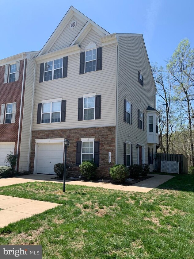 Building Photo - 100 Compass Cove