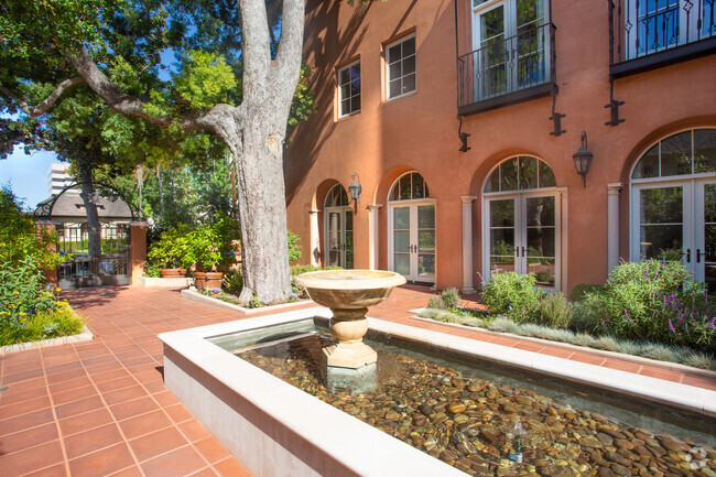 Building Photo - Los Patios De Cordova 218 S Oakland Ave