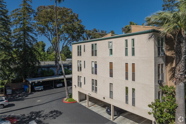 ALT. Foto - Greenwood Condominiums