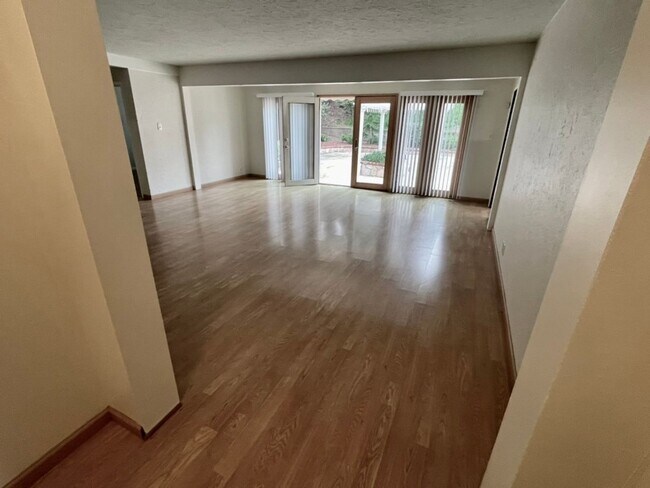 Foto del edificio - Indoor/outdoor living, spacious 4/2 on a quiet street in Mills Estates