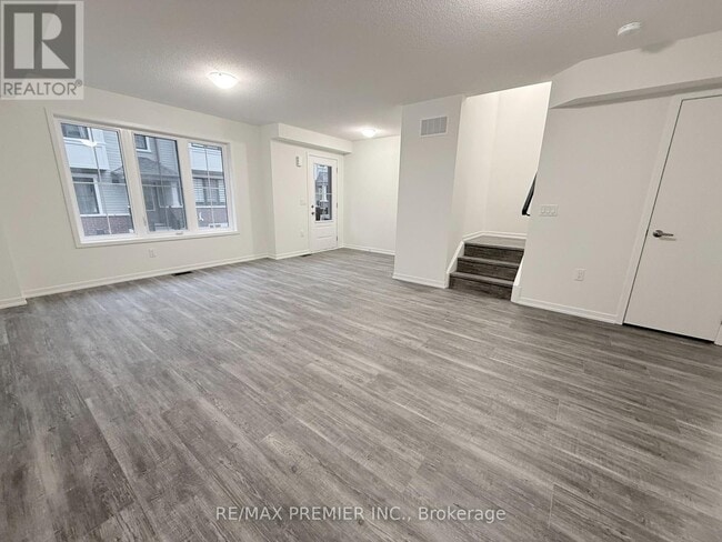 Building Photo - 14 Kingbird Cmn