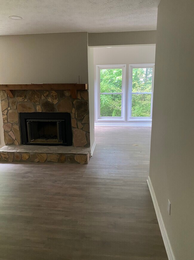 Building Photo - 1107 Lake Pointe Cir