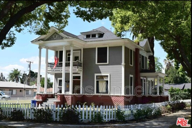 Building Photo - 695 N Main St