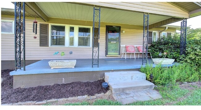 Building Photo - Spacious 3/1 Mobile Home Available for Rent!