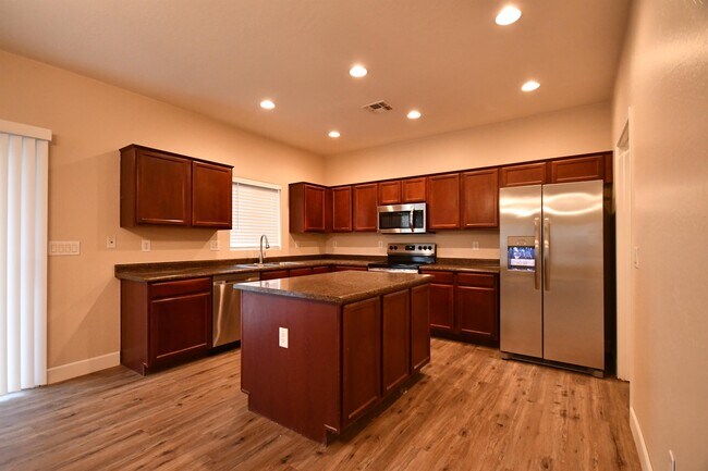Building Photo - 1307 W Green Tree Dr