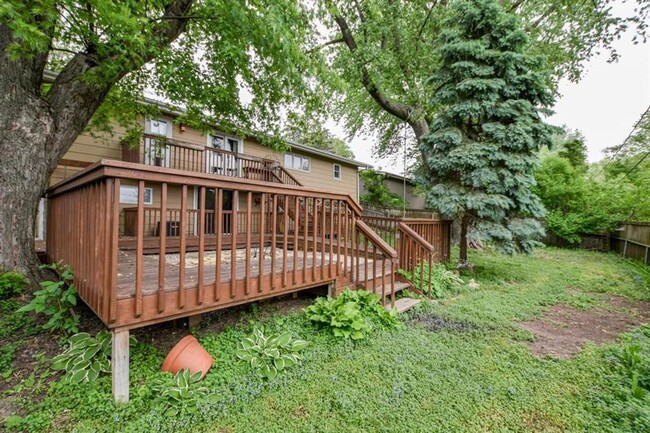 Foto del edificio - 6409-6411 Hammersley Rd Duplex