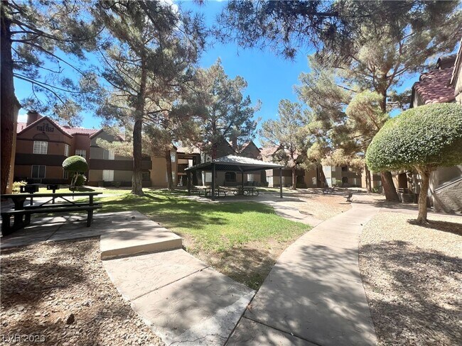 Foto del edificio - 2200 S Fort Apache Rd