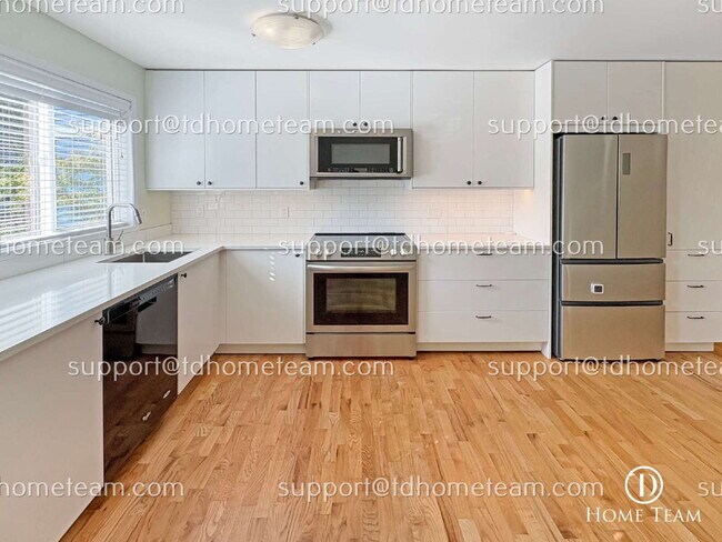 Foto del edificio - "Charming 2-Bed Townhouse with Gleaming Hardwood Floors in Vibrant Seattle Neighborhood"