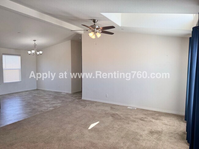 Foto del edificio - Huge 4 Bedroom Home!!