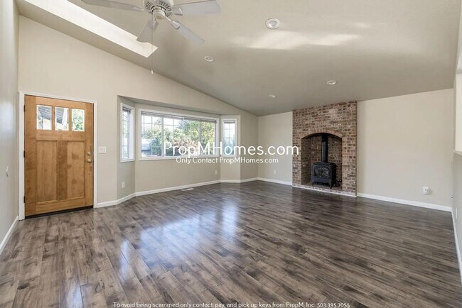 Building Photo - Updated Three Bedroom Gem in Wilsonville!