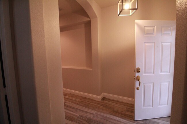 Foto del edificio - SHOWINGS AVAILABLE NOW