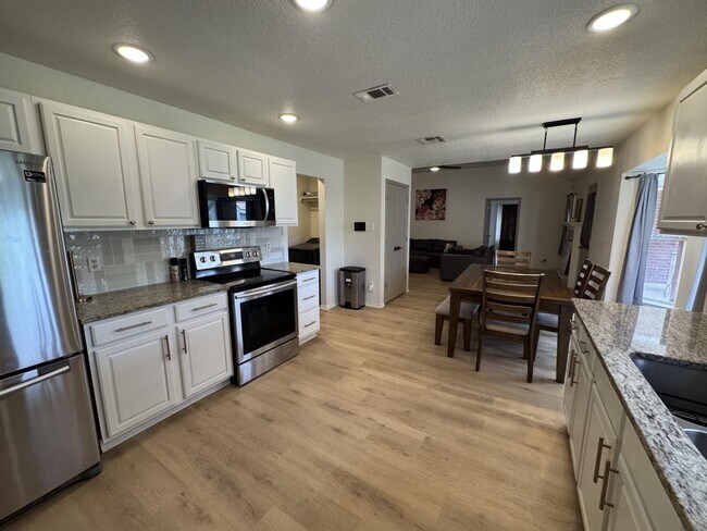 Foto del edificio - 806 James Loop