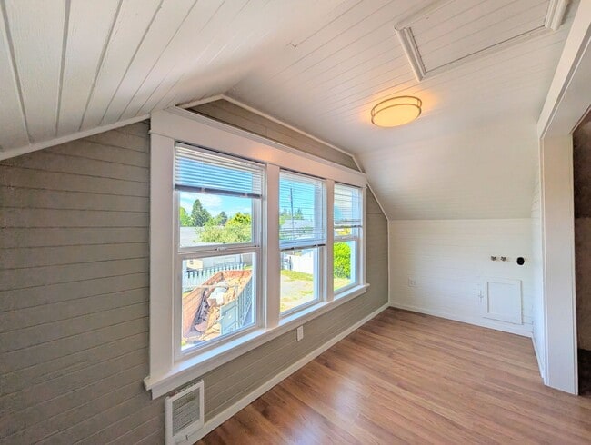Building Photo - 2Bd/1Ba Everett Condo