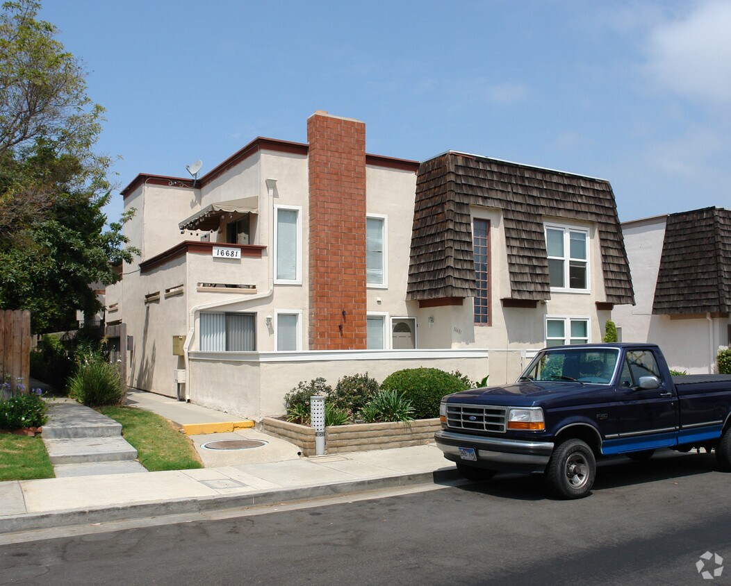Building Photo - 16681 Sims St