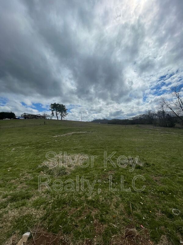 Building Photo - 140 Camp Rd