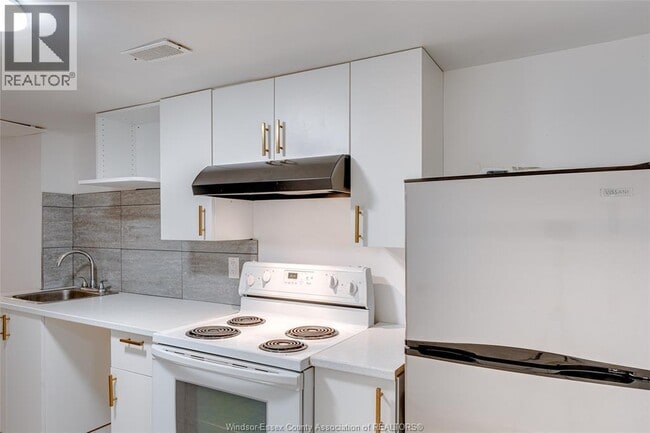 Building Photo - 1627 Marentette Ave