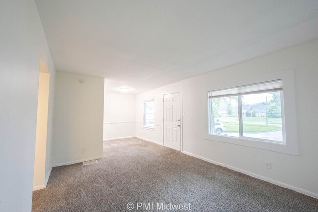 Building Photo - "Cozy 2-Bedroom Gem in Indianapolis – Your...