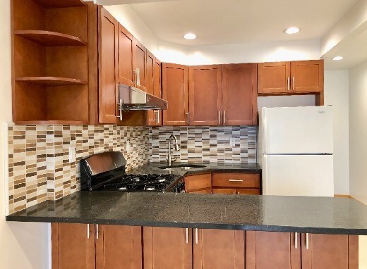 Building Photo - 3 BEDROOM 1040 FT + NEW KITCHEN $2580