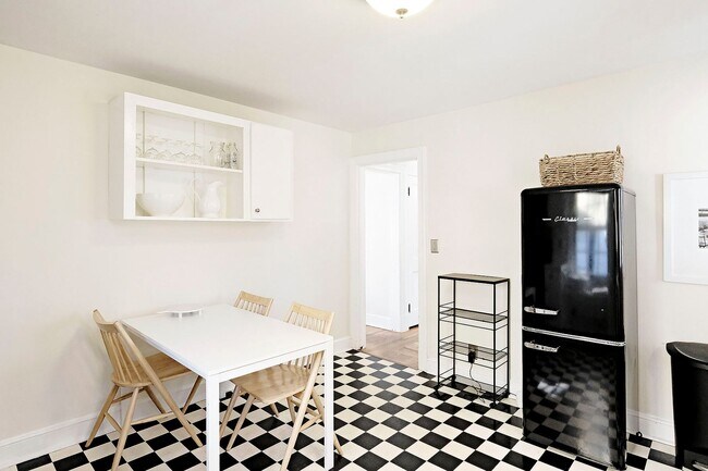 Foto del edificio - Charming City Cottage With Fenced Yard