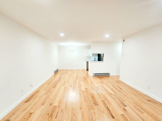Building Photo - Spacious updated one bedroom with large de...