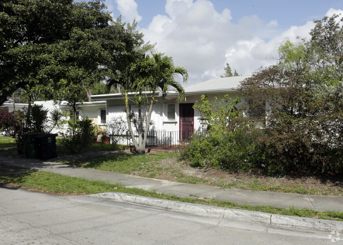 Primary Photo - 795-799 NE 121st St
