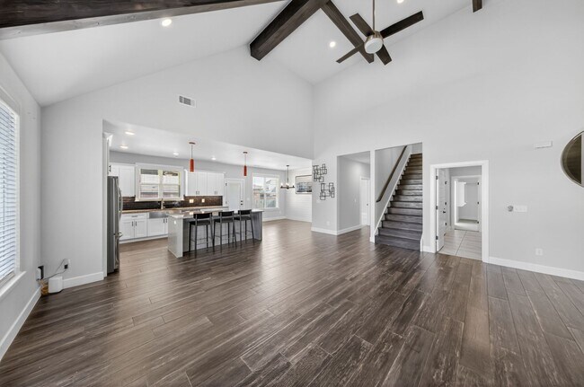 Foto del edificio - Beautiful 4 Bedroom in neighborhood with Fantastic Amenitites