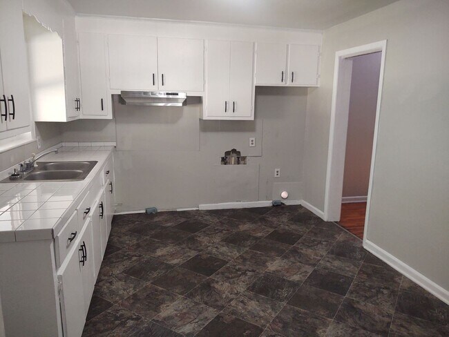 Foto del edificio - 3 bedroom 1 bath house- pet friendly available now