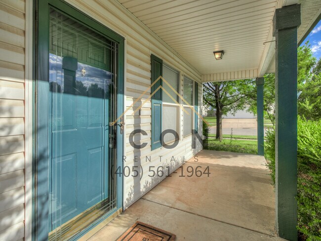Building Photo - 901 Edinburg Dr