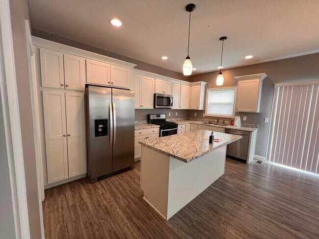 Building Photo - Introducing a stunning 4-bedroom, 3.5-bath...