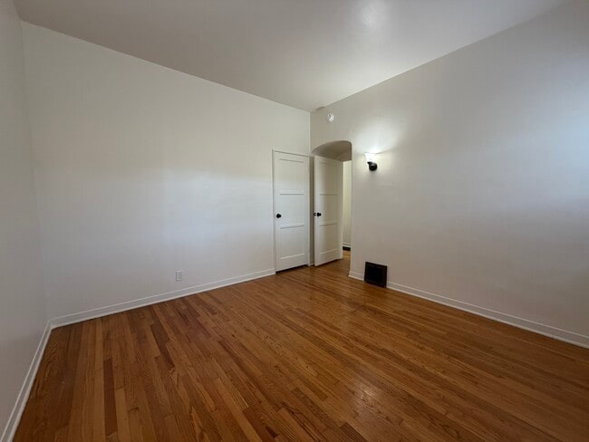 Foto del edificio - 1156 E Orange Grove Blvd