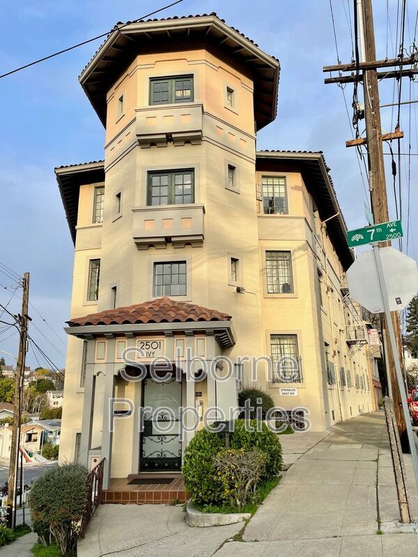 Building Photo - 2501 Ivy Dr