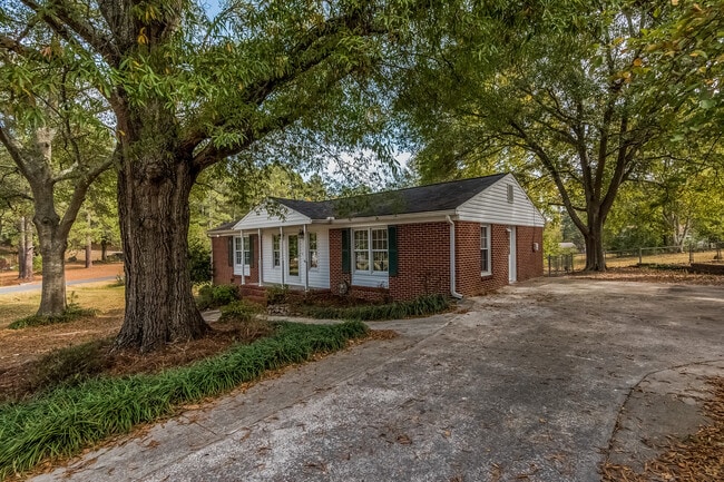 Building Photo - Beautiful 3 Bedroom Home in Sherwood Forest!