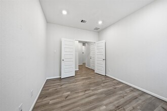 Building Photo - 7035 Toluca Dr