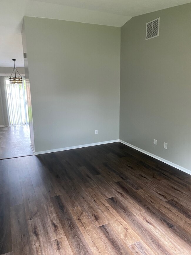 Living room - 1035 Pine St
