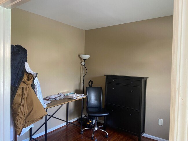 Foto del edificio - Welcome to this charming 3-bedroom, 2.5-ba...