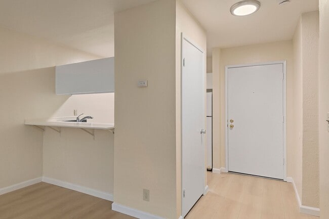 Building Photo - 1 bedroom 1 bath condo in heart of Silicon Valley.