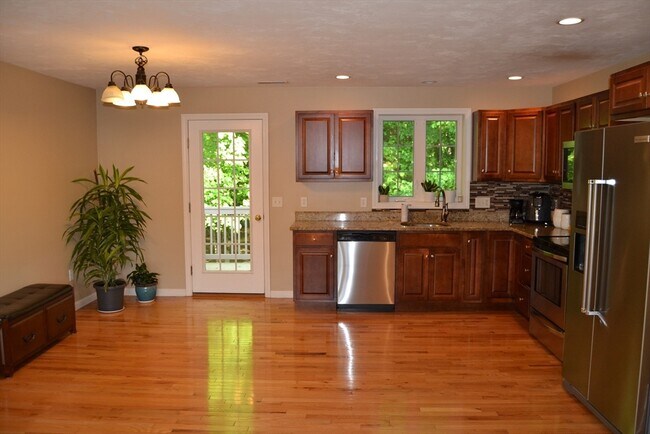 Foto del edificio - 63 Crestwood Dr