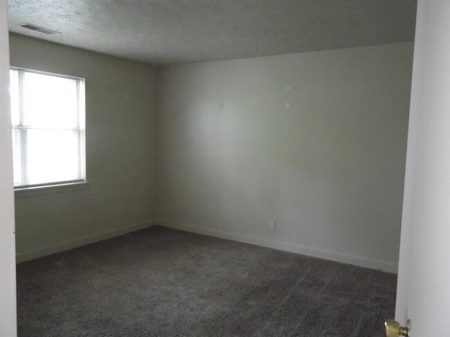 Foto del edificio - 421 Redding Rd