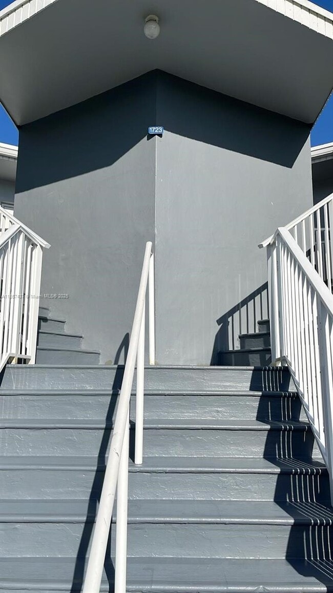 Building Photo - 1723 NE Miami Gardens Dr