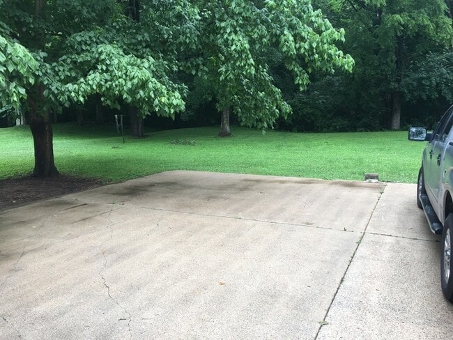 Foto del edificio - Brick Ranch House in Haywood Lane Area