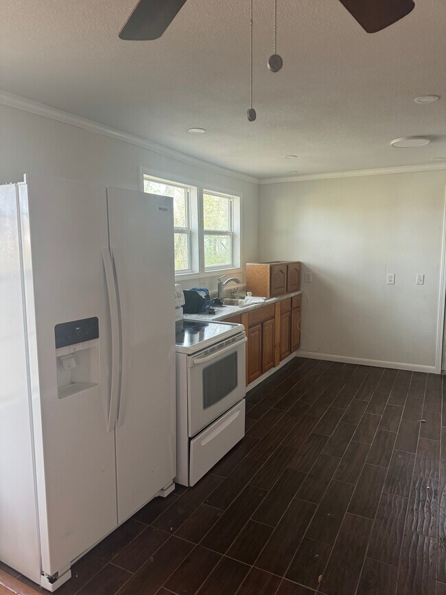 Electrodomésticos de una puerta a otra: refrigerador con dispensador de hielo y agua, cocina eléctrica con placa vitrocerámica. - 2225 Macon Ave