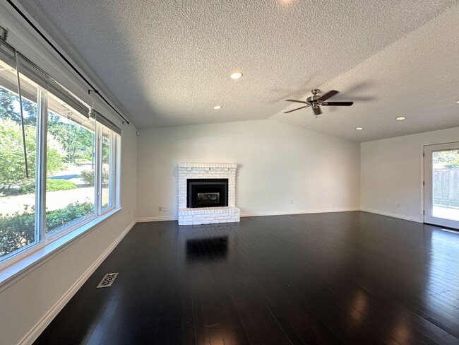 Building Photo - Charming 3-bedroom 2-bathroom Steilacoom R...