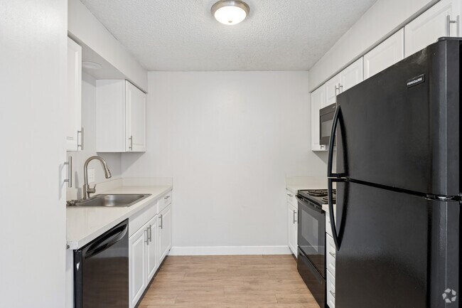 2 habitaciones, 1 baño - 700 pies cuadrados - Cocina - Cougar Ridge Apartments