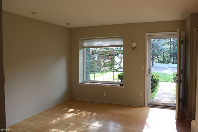 Building Photo - 2 br, 1.5 bath  - 2927 Whittier Ct