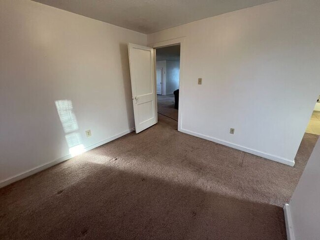 Foto del edificio - 355 N Oak St