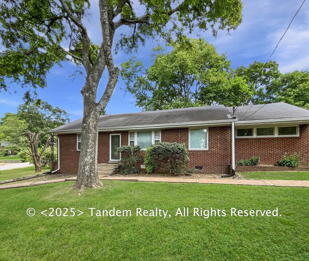 Foto principal - 2300 Cloverdale Rd