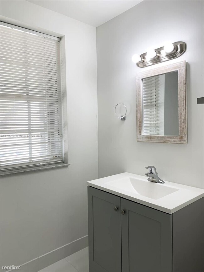 Building Photo - 3 br, 2.5 bath Townhome - Sunset Harbour