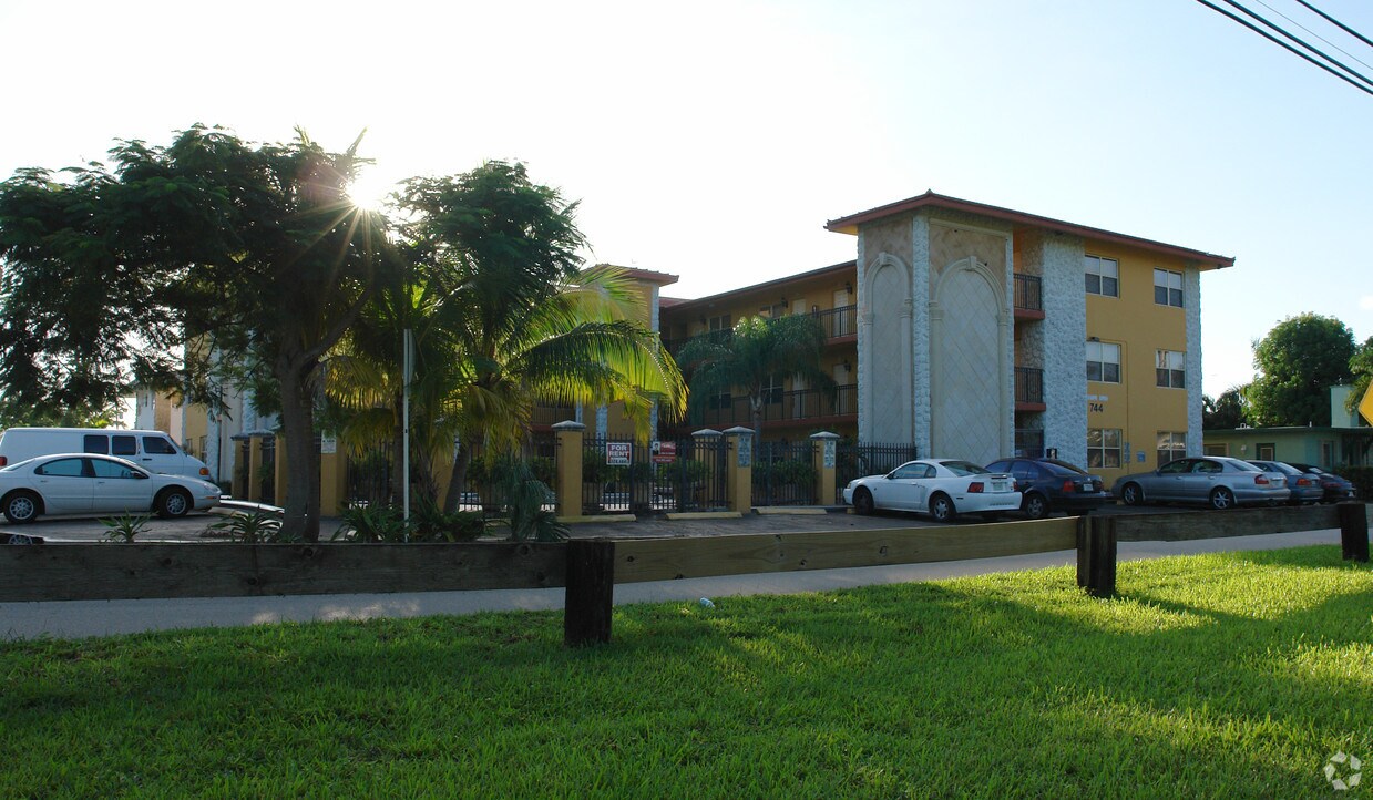 Foto del edificio - 744 NE 14th Ave